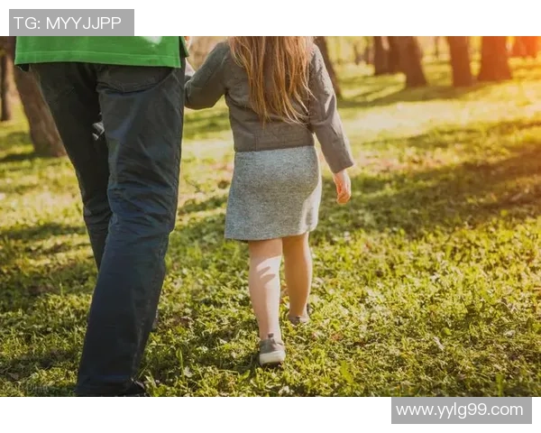 足球明星妻子被曝与他人亲密关系引发舆论热议，背后真相令人震惊