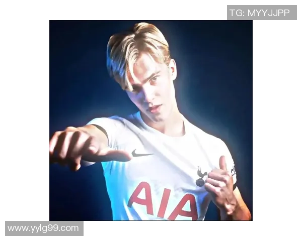 足球明星比心动作背后的温暖故事与球迷情感连接